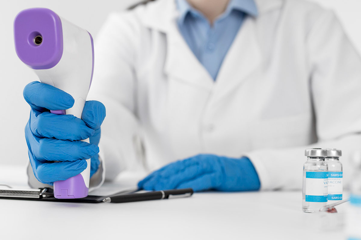 close-up-doctor-holding-thermometer